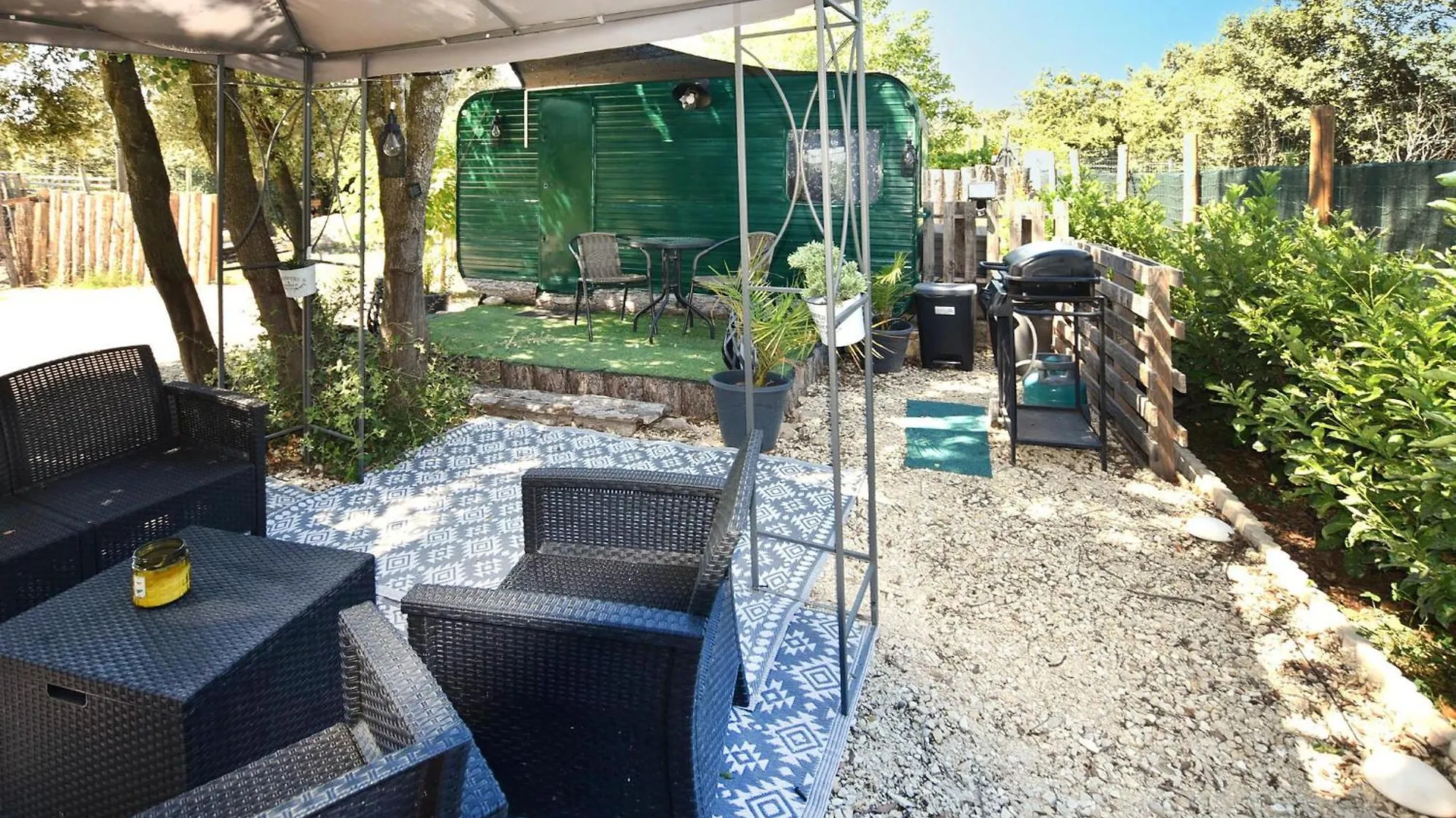 Gorgeous Stacaravan In Pernes-Les-Fontaines 0*,  France